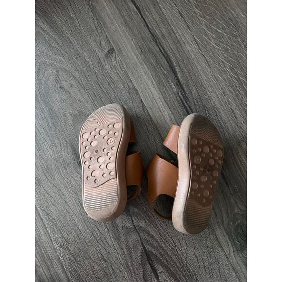 Trary Kid’s Double Adjustable Strap/Buckle Closure Flat Sandals (Toddler) size 5 - Picture 6 of 6